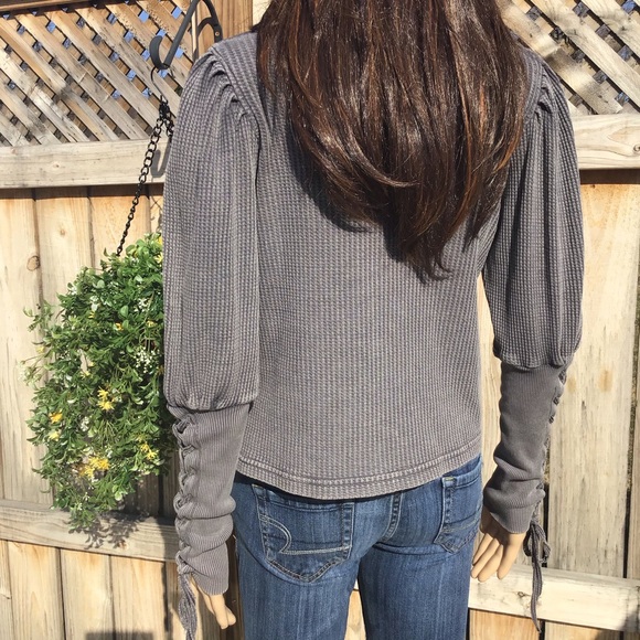 FREE PEOPLE TIE SLEEVE BLUE/GRAY WAFFLE TOP NWOT runs slightly large - Picture 4 of 9
